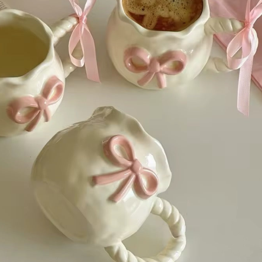 Håndlavet Coquette Kaffekop – Uregelmæssig Rosa Sløjfe i Keramik Krus Tech Butik