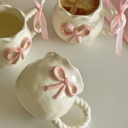 Håndlavet Coquette Kaffekop – Uregelmæssig Rosa Sløjfe i Keramik Krus Tech Butik