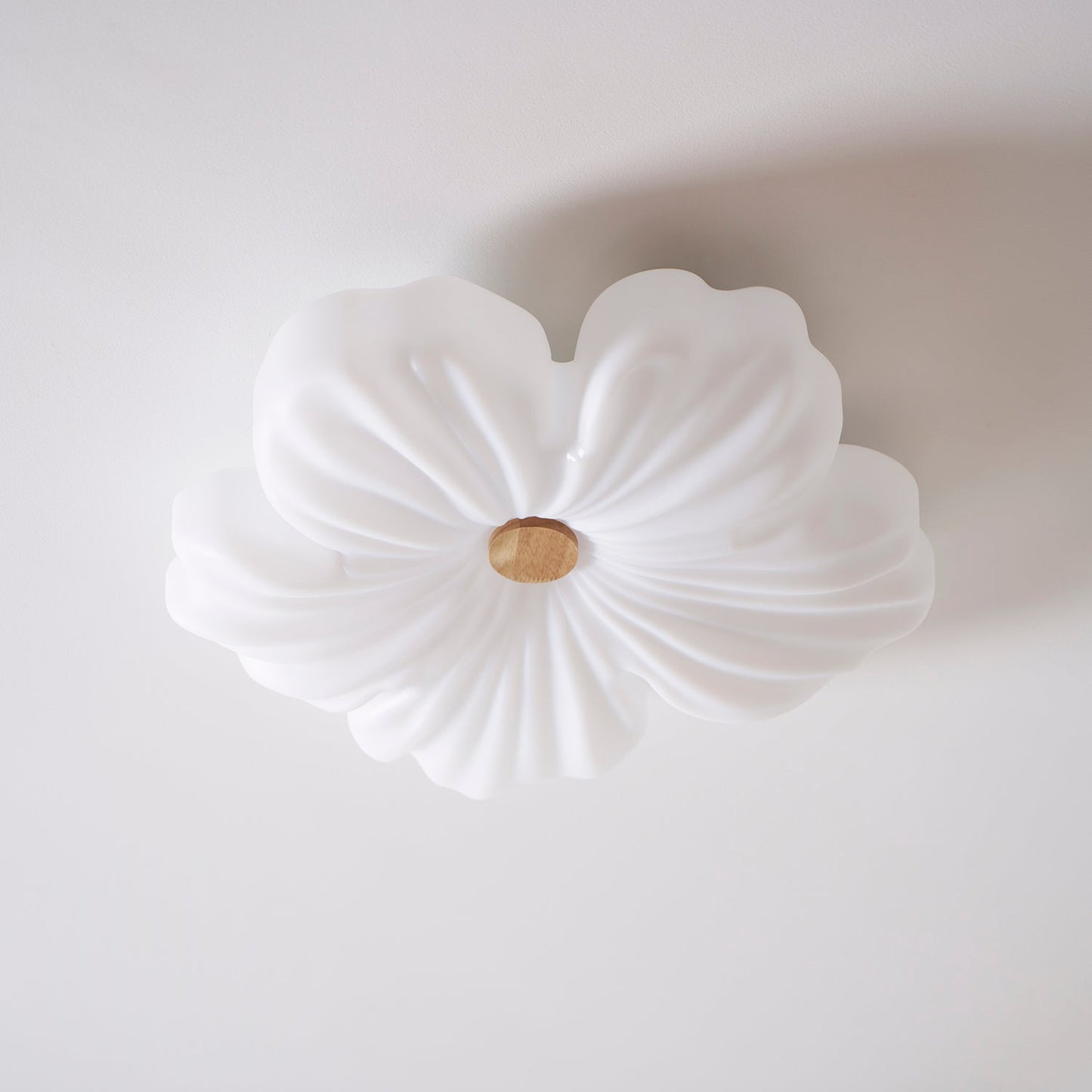 Creme Blomster Loftslampe – elegant belysning med floralt præg Ceiling Lamp Tech Butik