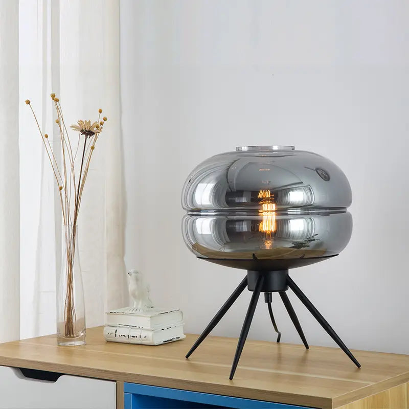 Elegant Bordlampe med Glas Skærm til Moderne Indretning Lamp Tech Butik