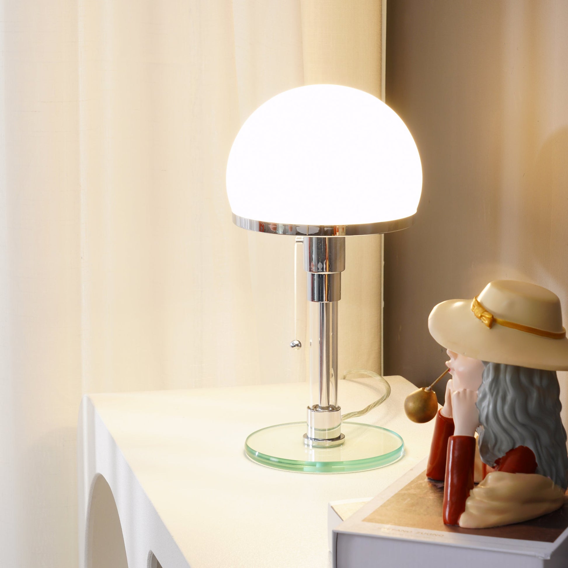 Elegant Bordlampe med Opalglas Skærm og Grøn Base Bordlampe Tech Butik