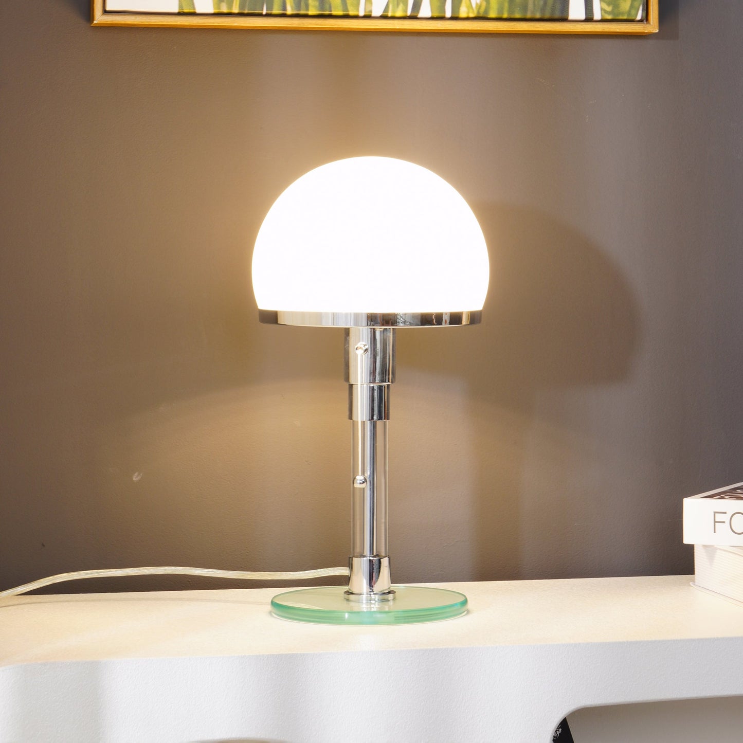 Elegant Bordlampe med Opalglas Skærm og Grøn Base Bordlampe Tech Butik