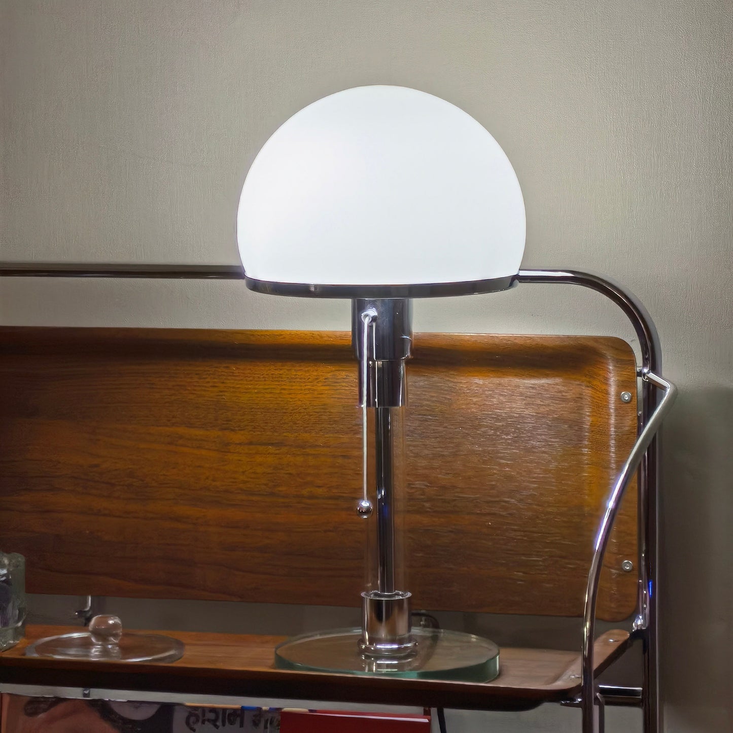 Elegant Bordlampe med Opalglas Skærm og Grøn Base Bordlampe Tech Butik