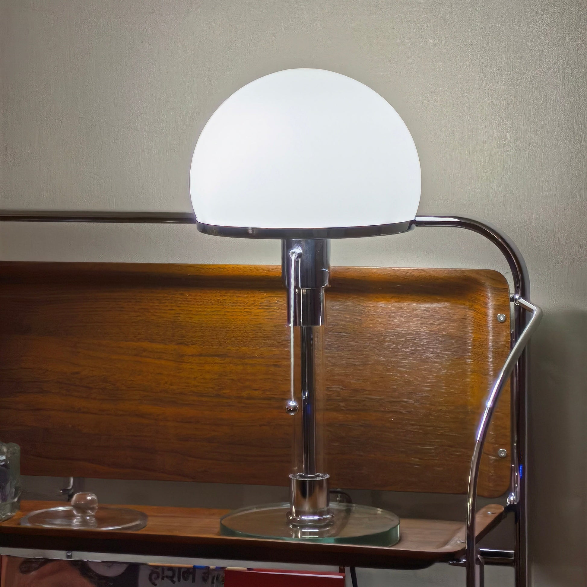 Elegant Bordlampe med Opalglas Skærm og Grøn Base Bordlampe Tech Butik