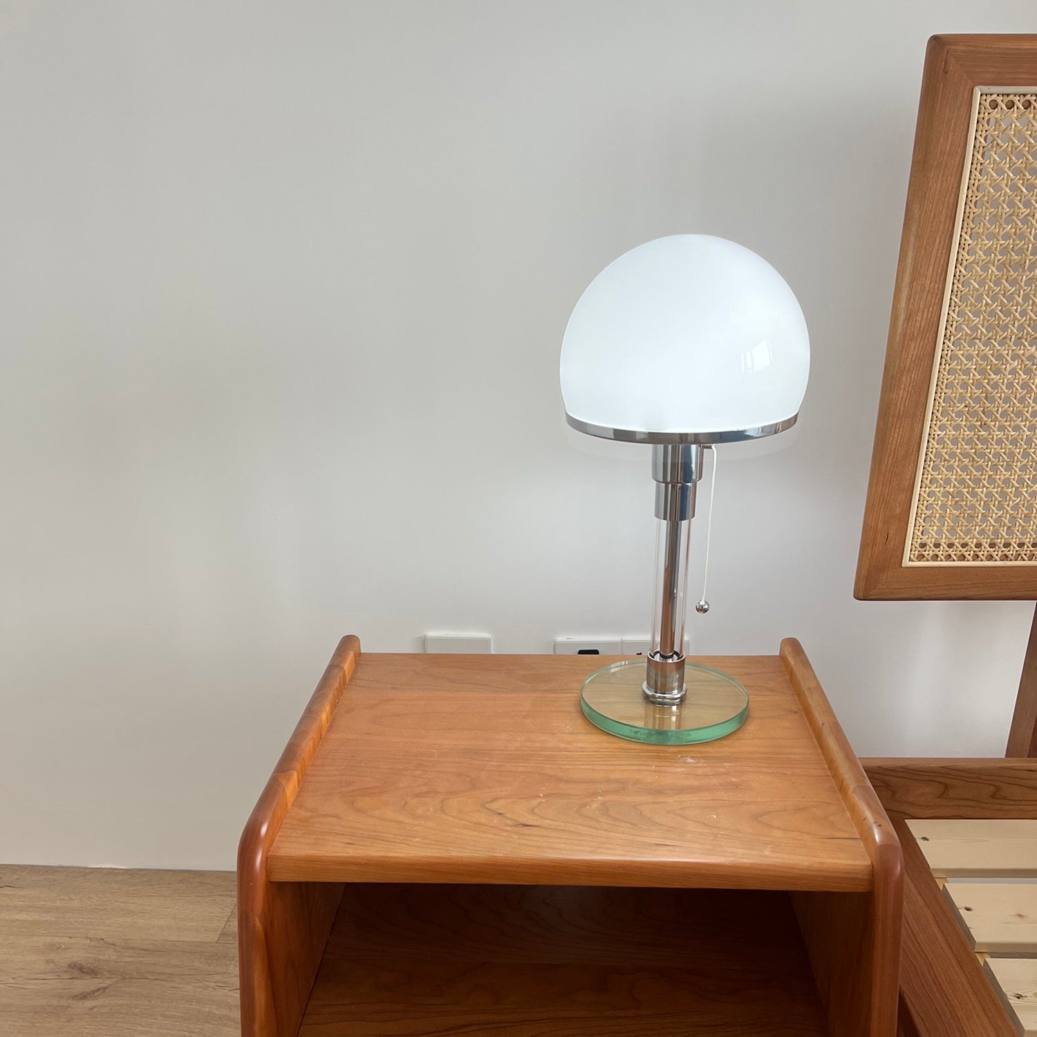 Elegant Bordlampe med Opalglas Skærm og Grøn Base Bordlampe Tech Butik
