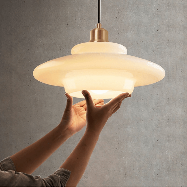 Elegant Hvid Glas Pendellampe Justerbar Højde Belysning Tech Butik