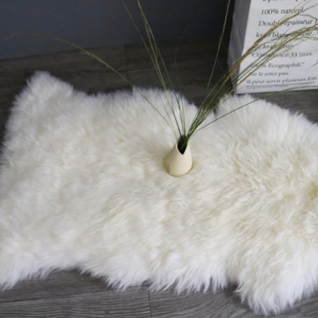 Hvid Fuskepels Fåreskind Tæppe – Blød Luksus til Alle Rum Fåreskind Tæppe Tech Butik