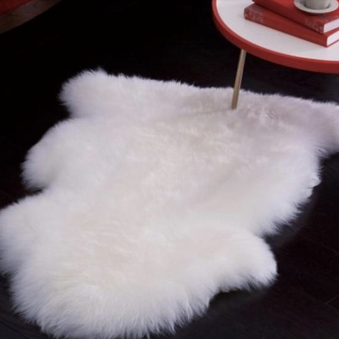 Hvid Fuskepels Fåreskind Tæppe – Blød Luksus til Alle Rum Fåreskind Tæppe Tech Butik Lille