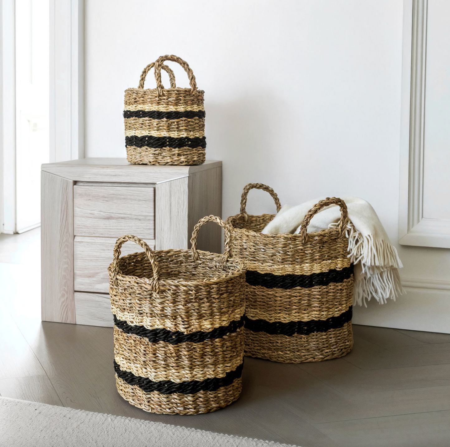 Sæt af Rattan Kurve med Striber – Stilfuld og Funktionel Opbevaring Kurve Tech Butik