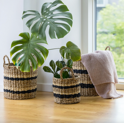 Sæt af Rattan Kurve med Striber – Stilfuld og Funktionel Opbevaring Kurve Tech Butik