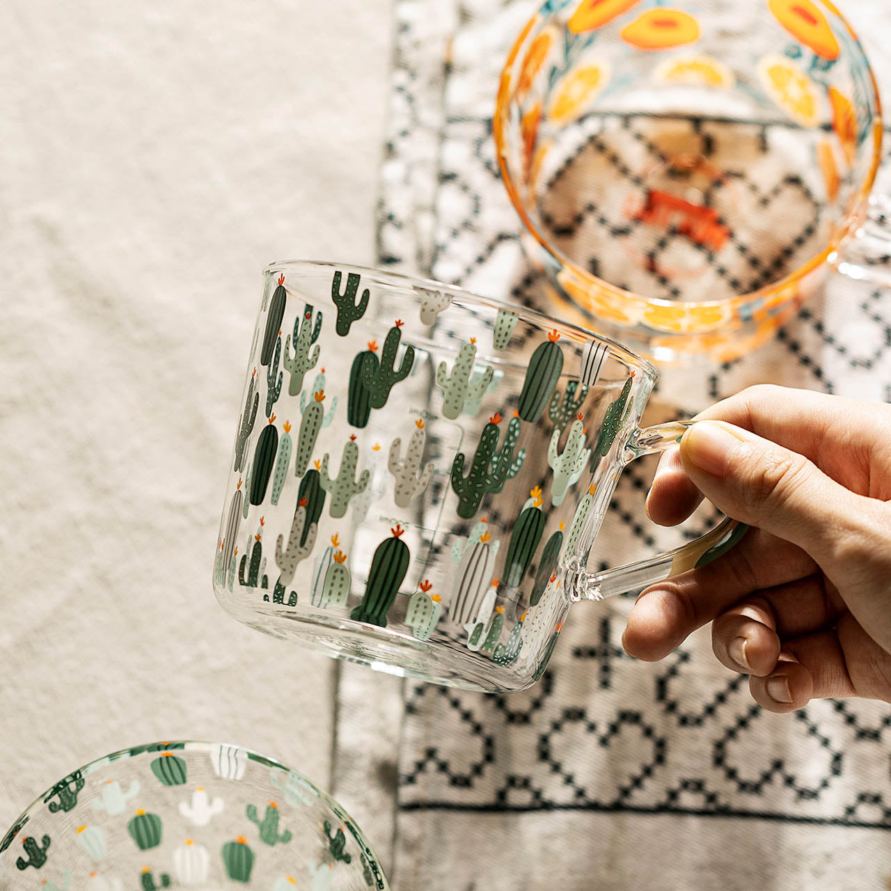 Whimsical Håndmalede Målekopper i Glas med Sjove Fersken- & Kaktusmotiver Drinkware Tech Butik