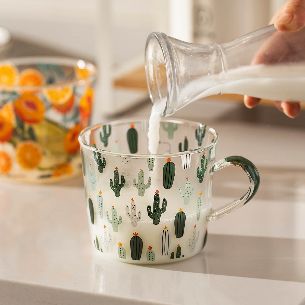 Whimsical Håndmalede Målekopper i Glas med Sjove Fersken- & Kaktusmotiver Drinkware Tech Butik