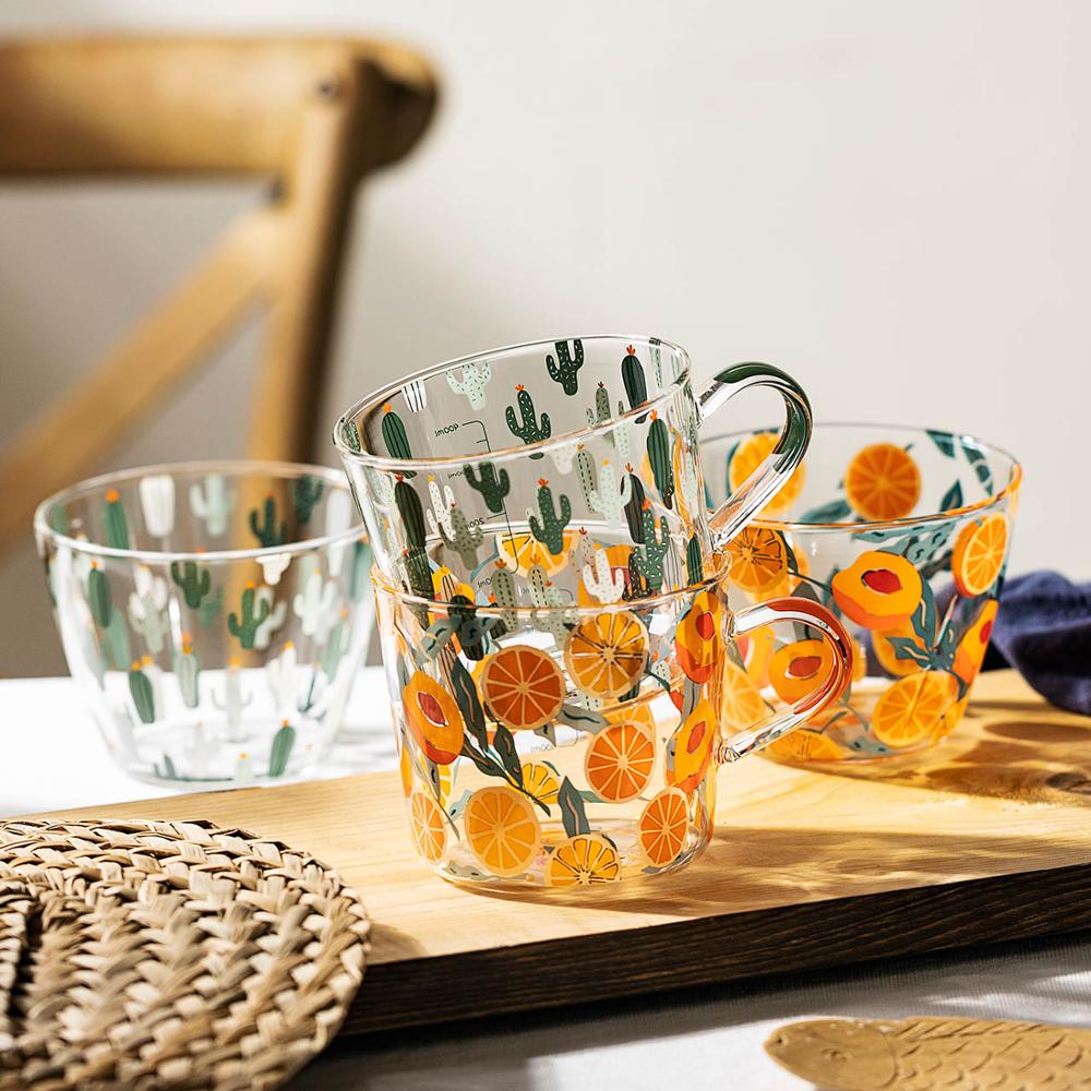 Whimsical Håndmalede Målekopper i Glas med Sjove Fersken- & Kaktusmotiver Drinkware Tech Butik
