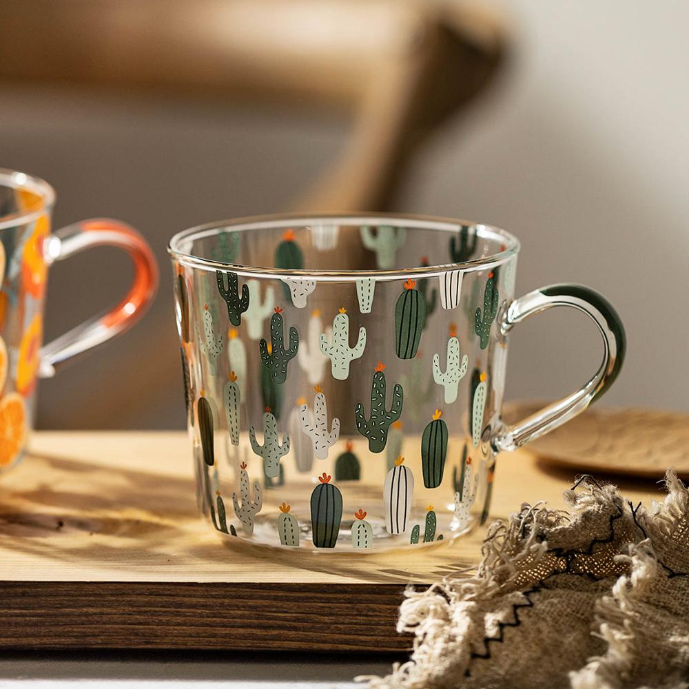 Whimsical Håndmalede Målekopper i Glas med Sjove Fersken- & Kaktusmotiver Drinkware Tech Butik Kaktus