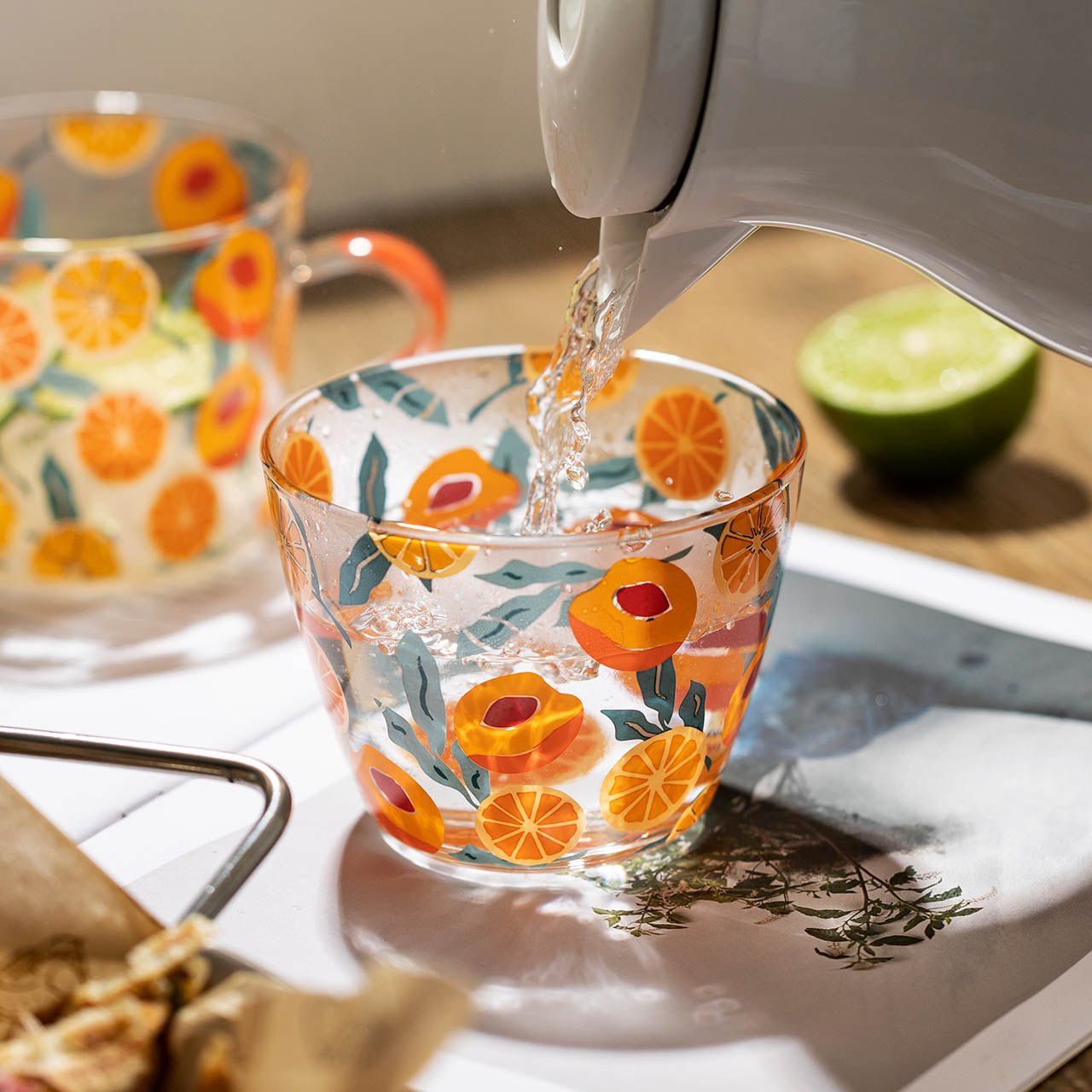 Whimsical Håndmalede Målekopper i Glas med Sjove Fersken- & Kaktusmotiver Drinkware Tech Butik