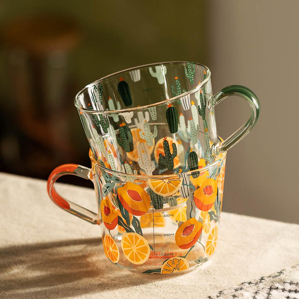 Whimsical Håndmalede Målekopper i Glas med Sjove Fersken- & Kaktusmotiver Drinkware Tech Butik