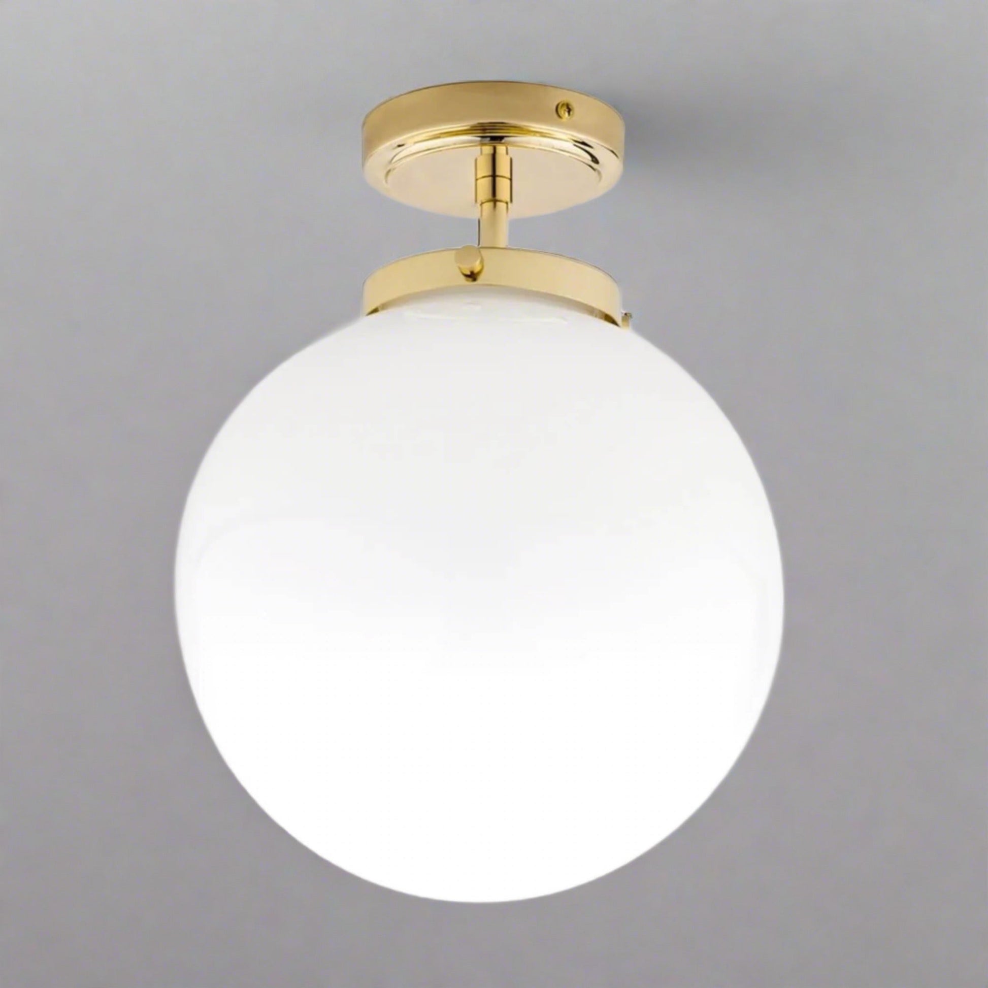 Moderne Badeværelseslampe med Opal Glasbold – Elegant Loftlampe til Bad Loftlampe Tech Butik Messing