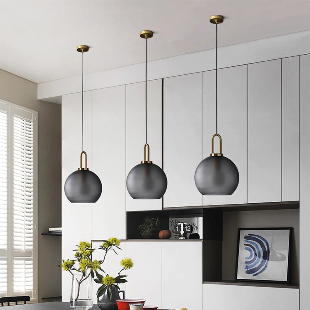 Moderne Glaspendellamper med Elegant Messingfod Pendellampe Tech Butik