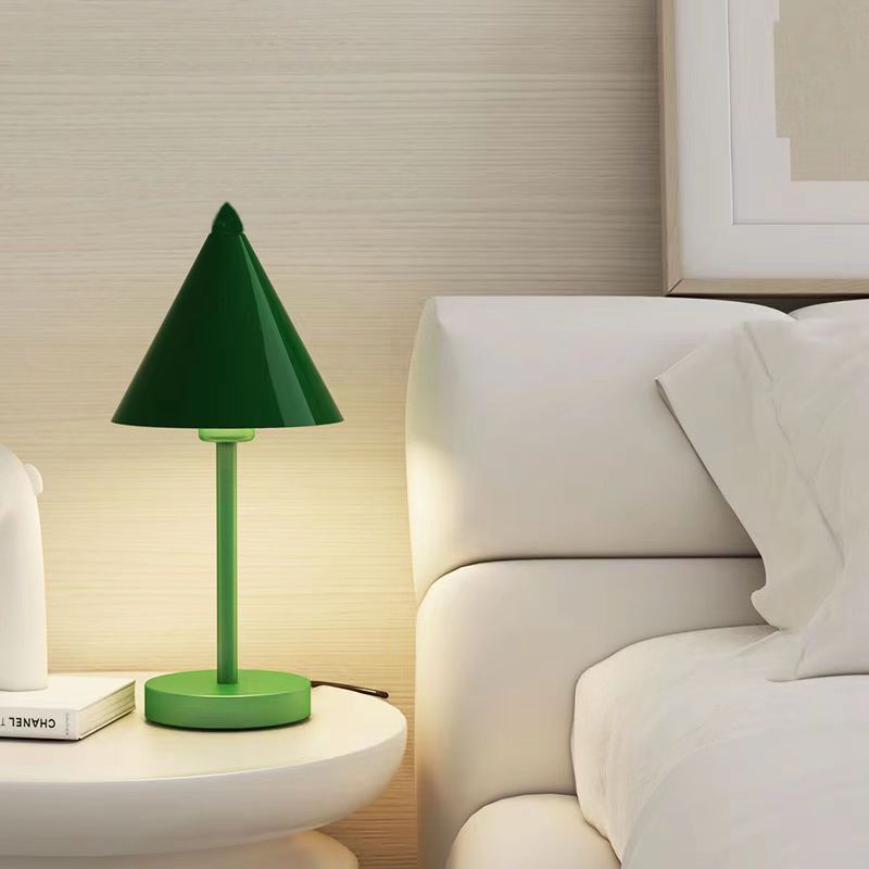 Moderne Jernbordlampe med Elegant Minimalistisk Design Bordlamper Tech Butik Grøn