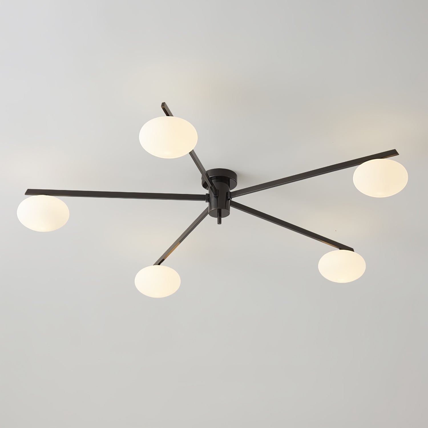 Moderne Minimalistisk Loftlampe med Elegante Ovale Pærer Loftslampe Tech Butik 5 hoveder ⌀ 110cm x H 18cm Sort & Hvid