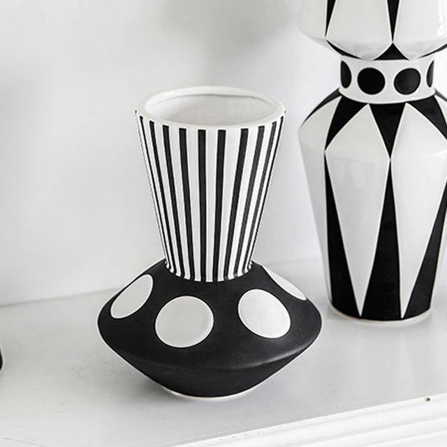 Moderne Sort-Hvid Abstrakt Vase i Keramik til Stilfuld Indretning Vaser Tech Butik Vase med prikker og striber