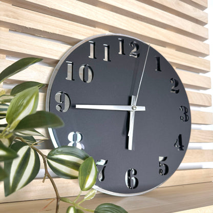 Moderne Vægur i Mat Sort med Spejl-Akryl – Stilfuldt Ur til Stuen Vægure Tech Butik Sølv 30x30 cm.