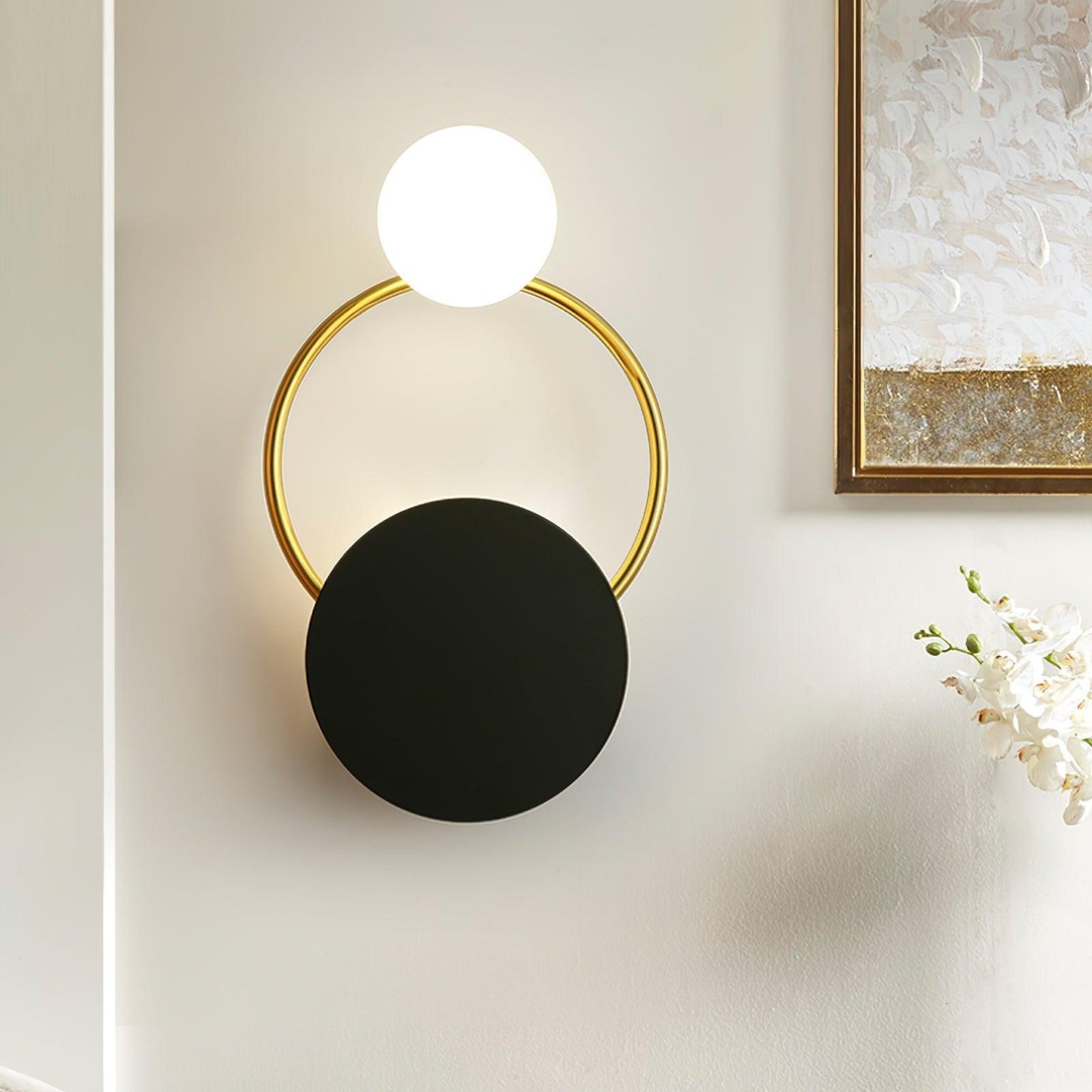 Moderne cirkulær væglampe med guld, sort og glaskugle Væglamper Tech Butik