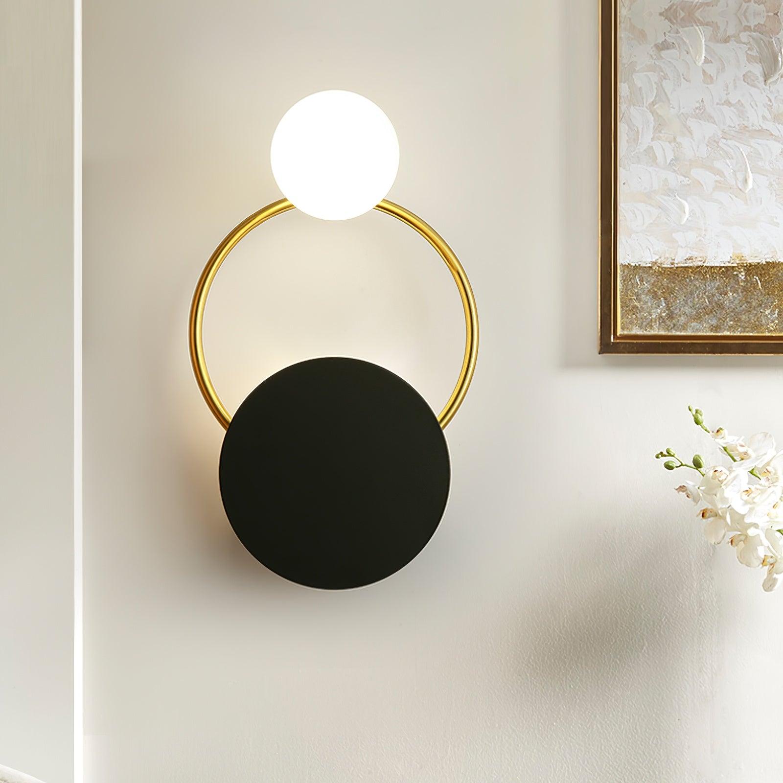 Moderne cirkulær væglampe med guld, sort og glaskugle Væglamper Tech Butik