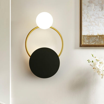 Moderne cirkulær væglampe med guld, sort og glaskugle Væglamper Tech Butik