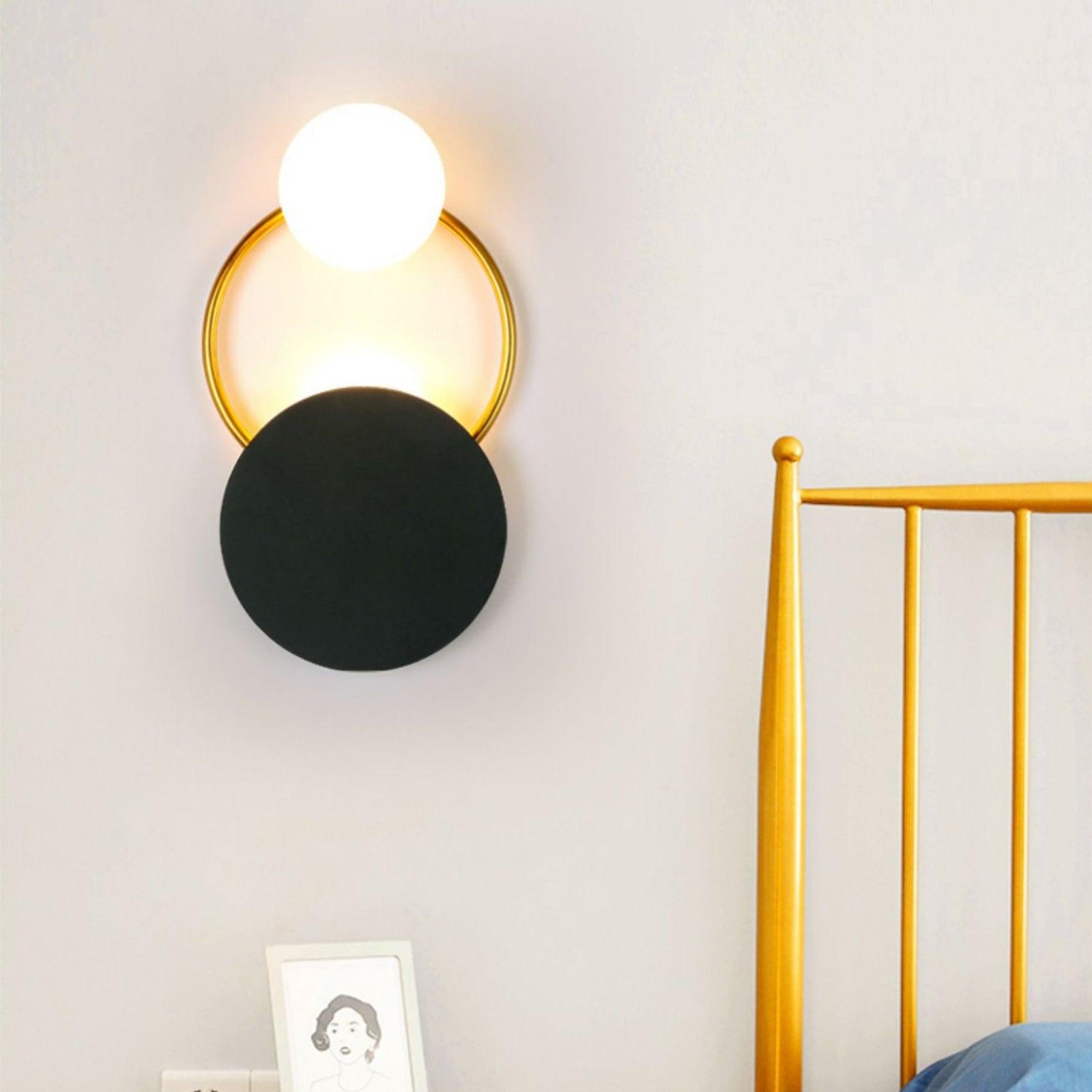 Moderne cirkulær væglampe med guld, sort og glaskugle Væglamper Tech Butik