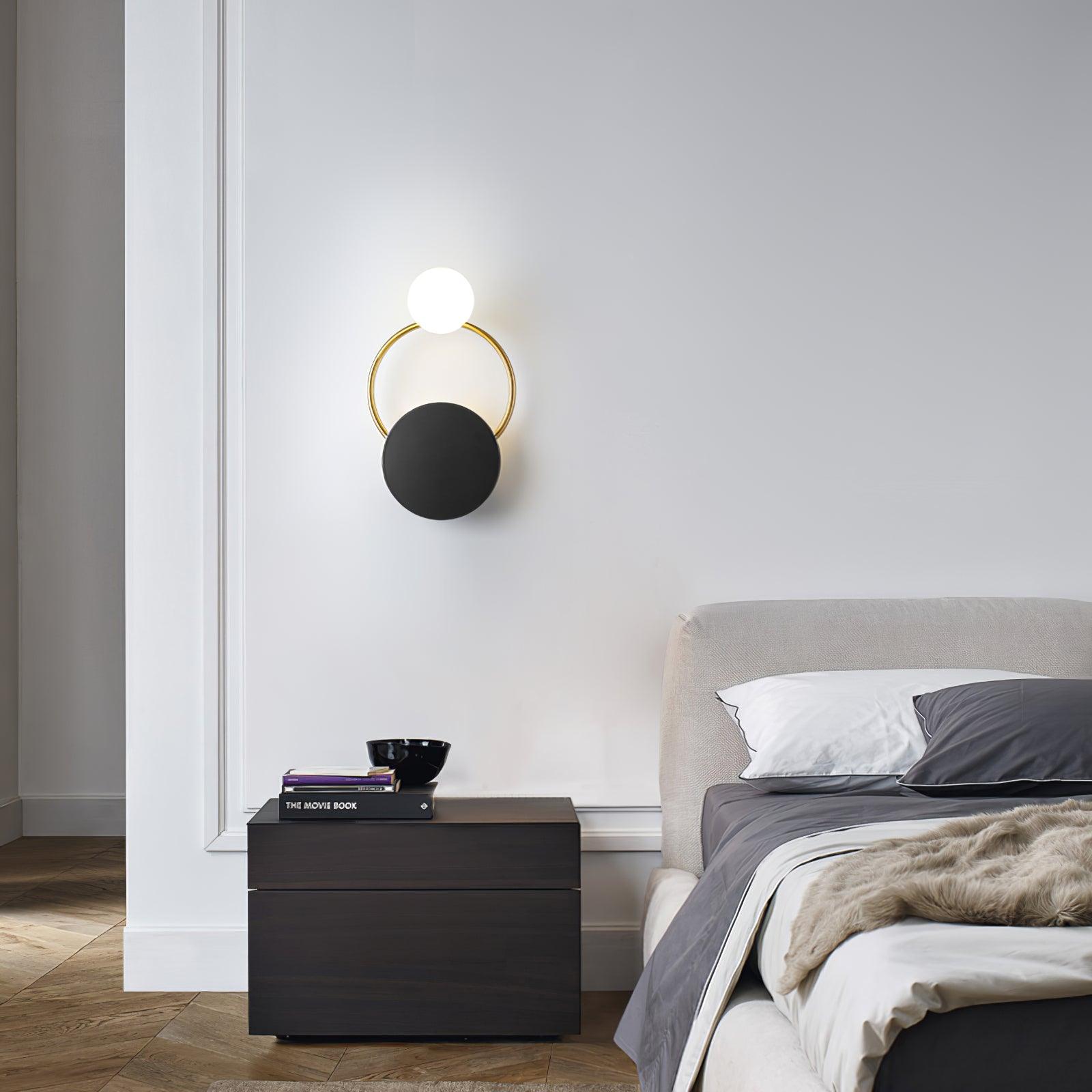Moderne cirkulær væglampe med guld, sort og glaskugle Væglamper Tech Butik