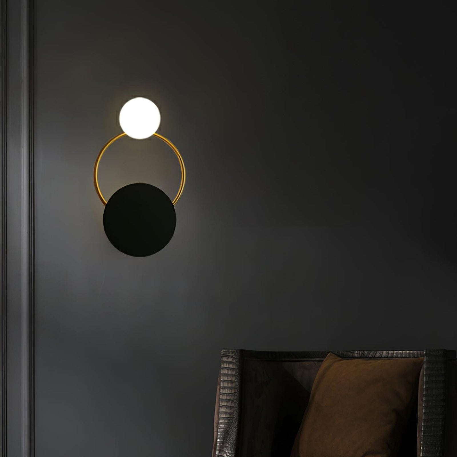 Moderne cirkulær væglampe med guld, sort og glaskugle Væglamper Tech Butik