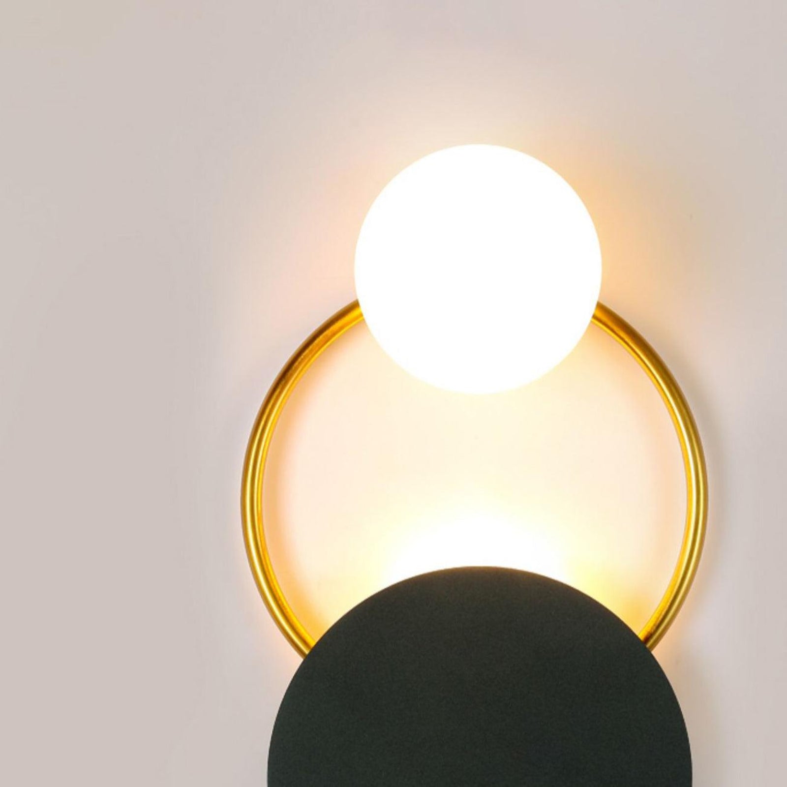 Moderne cirkulær væglampe med guld, sort og glaskugle Væglamper Tech Butik