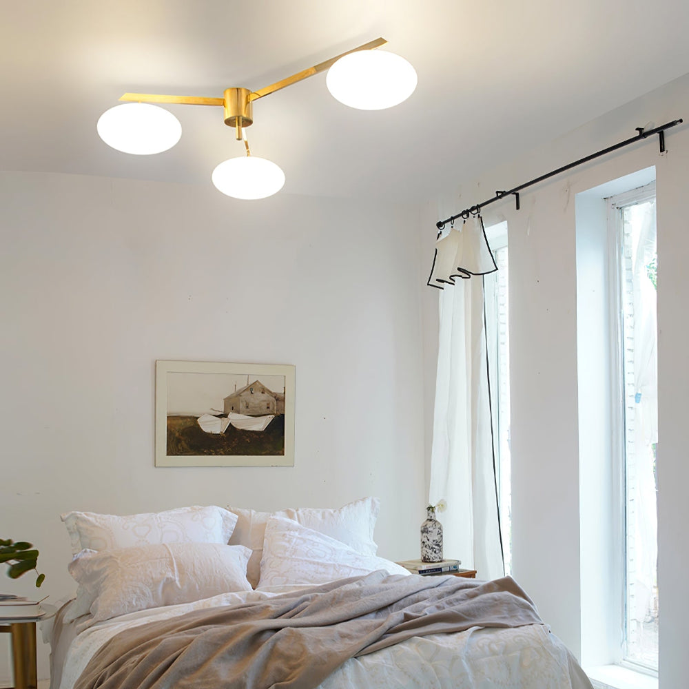 Moderne plafondlamp van ondoorzichtig glas met messing armen Loftslampe Tech Butik