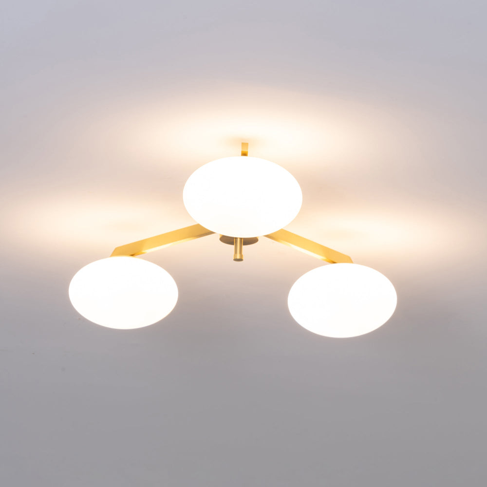 Moderne plafondlamp van ondoorzichtig glas met messing armen Loftslampe Tech Butik
