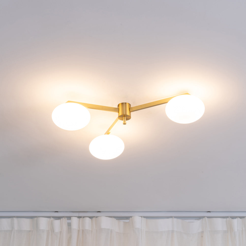 Moderne plafondlamp van ondoorzichtig glas met messing armen Loftslampe Tech Butik