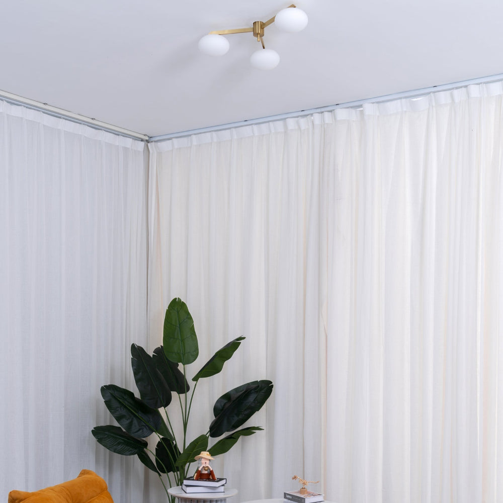 Moderne plafondlamp van ondoorzichtig glas met messing armen Loftslampe Tech Butik
