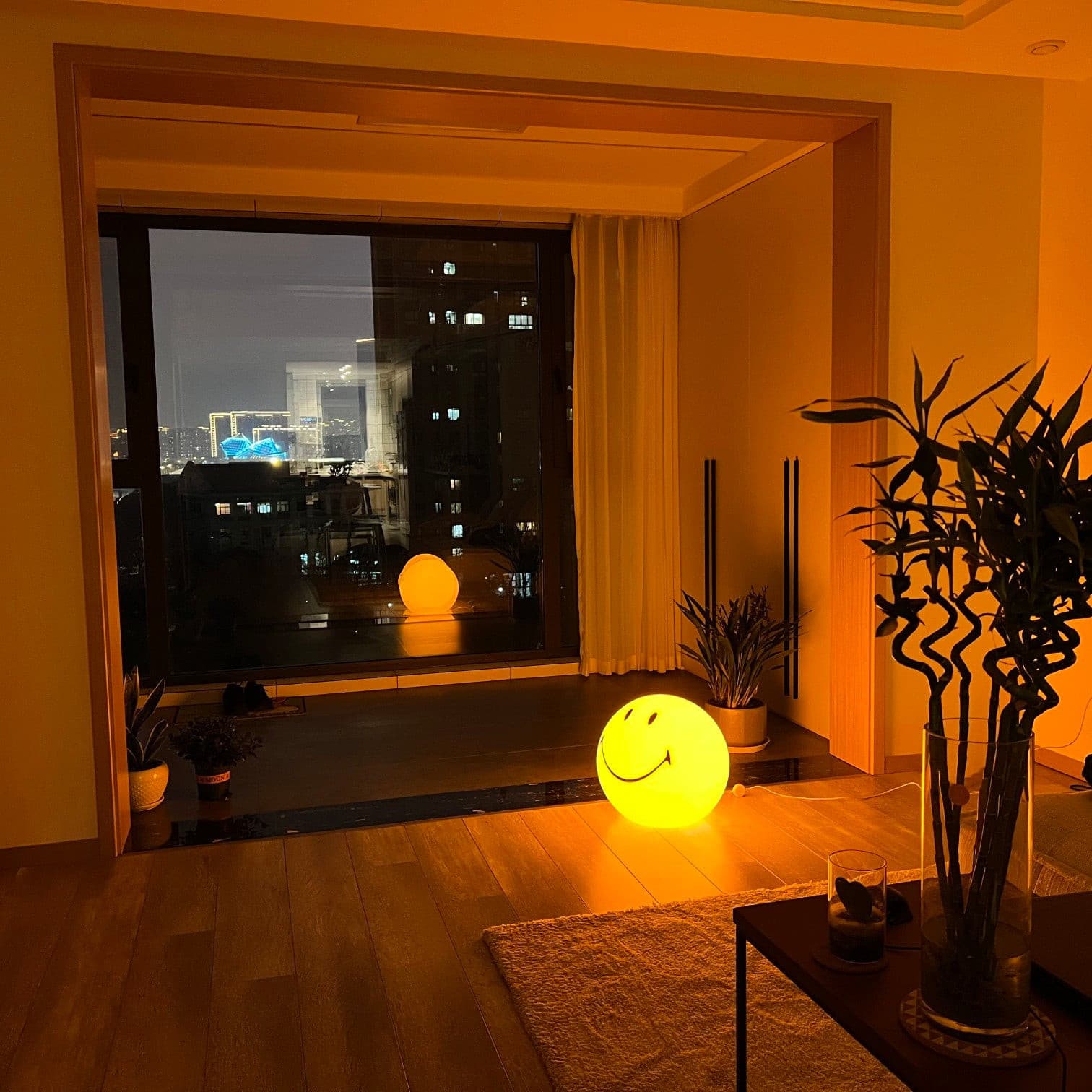 Smiley bordlampe – muntert design til lyst og sjovt lys Table lamp Tech Butik