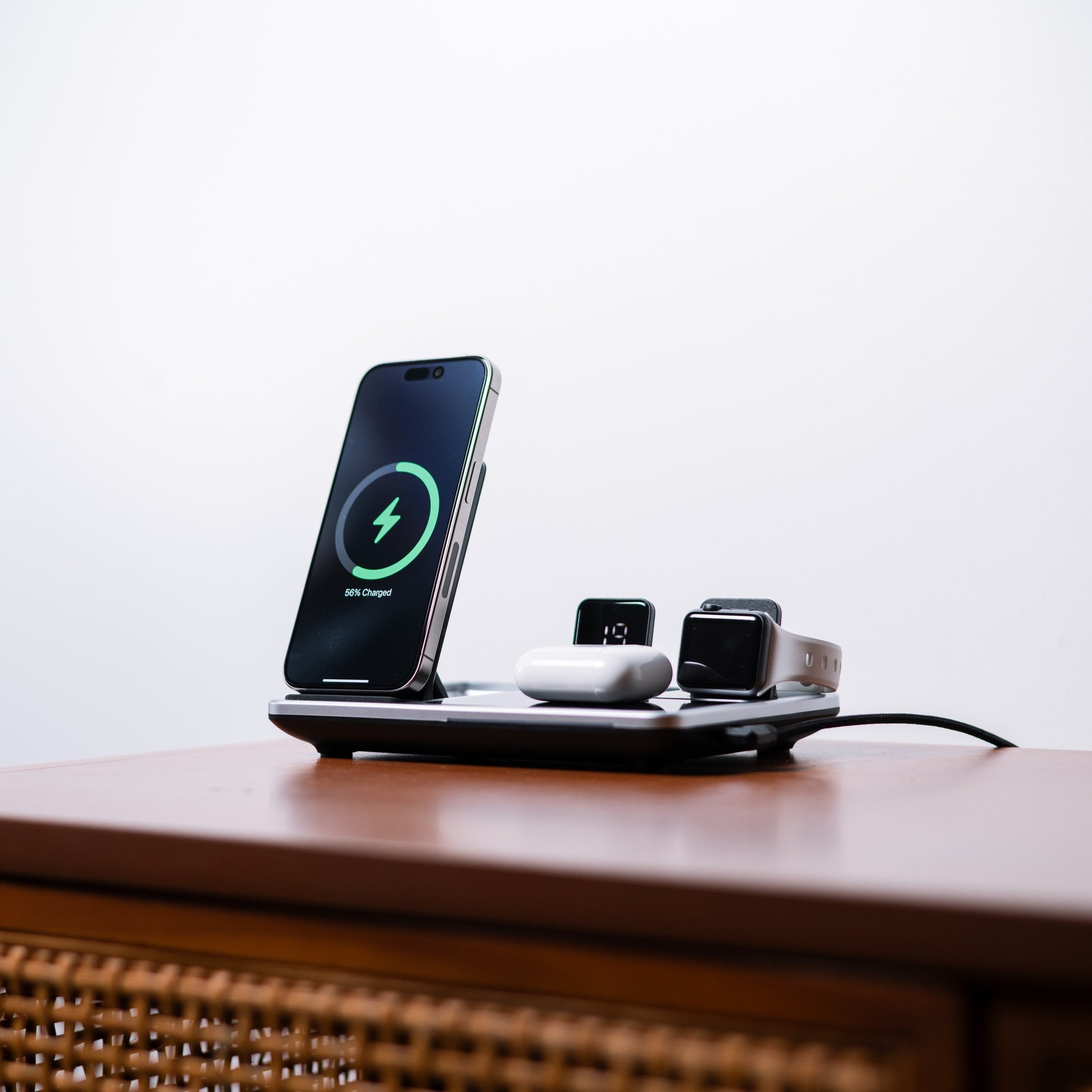 Multifunktionel 4-i-1 Trådløs Oplader til Apple-enheder Opladere Tech Butik