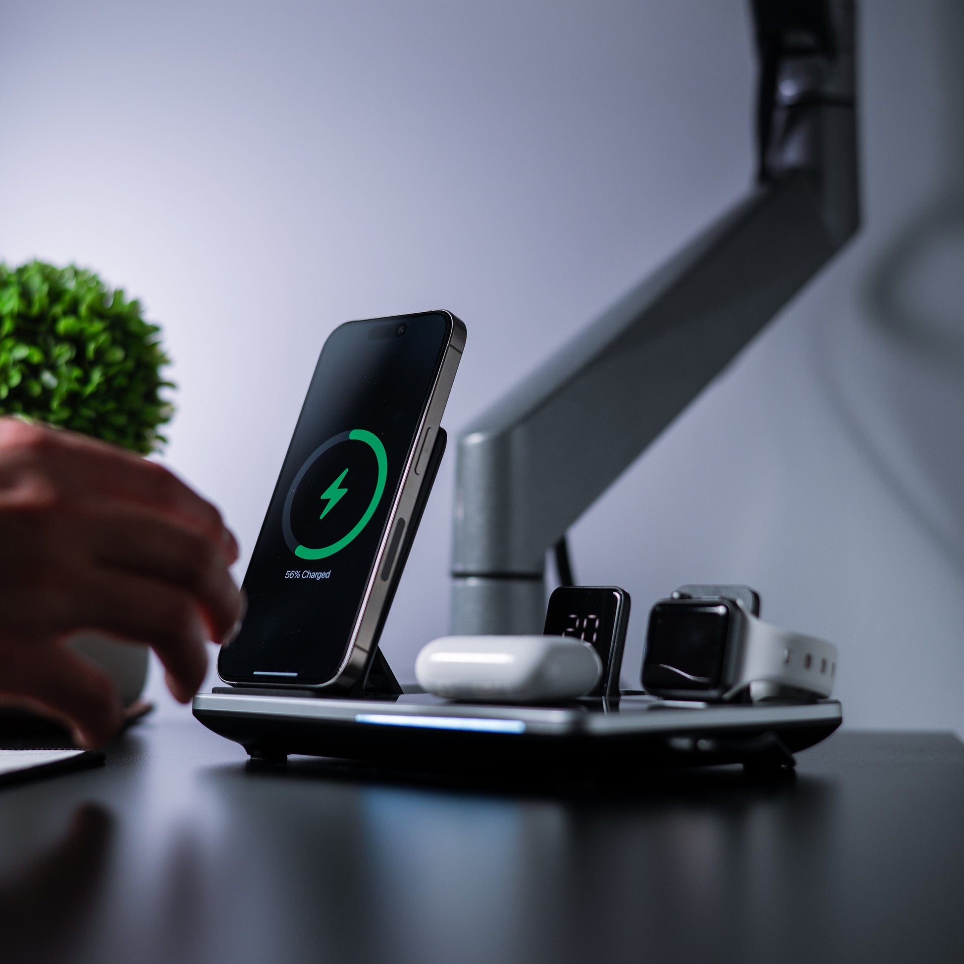 Multifunktionel 4-i-1 Trådløs Oplader til Apple-enheder Opladere Tech Butik