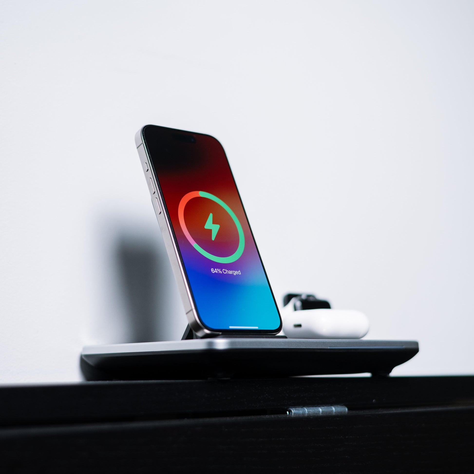 Multifunktionel 4-i-1 Trådløs Oplader til Apple-enheder Opladere Tech Butik