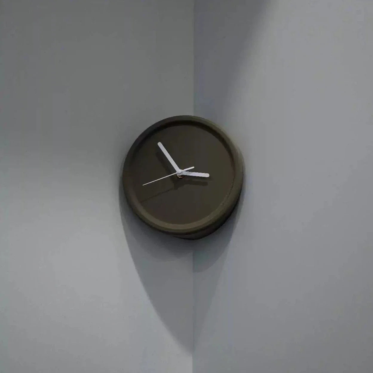 Minimalistisk Nordisk Hjørne-Vægur – Støjsvagt Analogt Design Wall Clocks Tech Butik