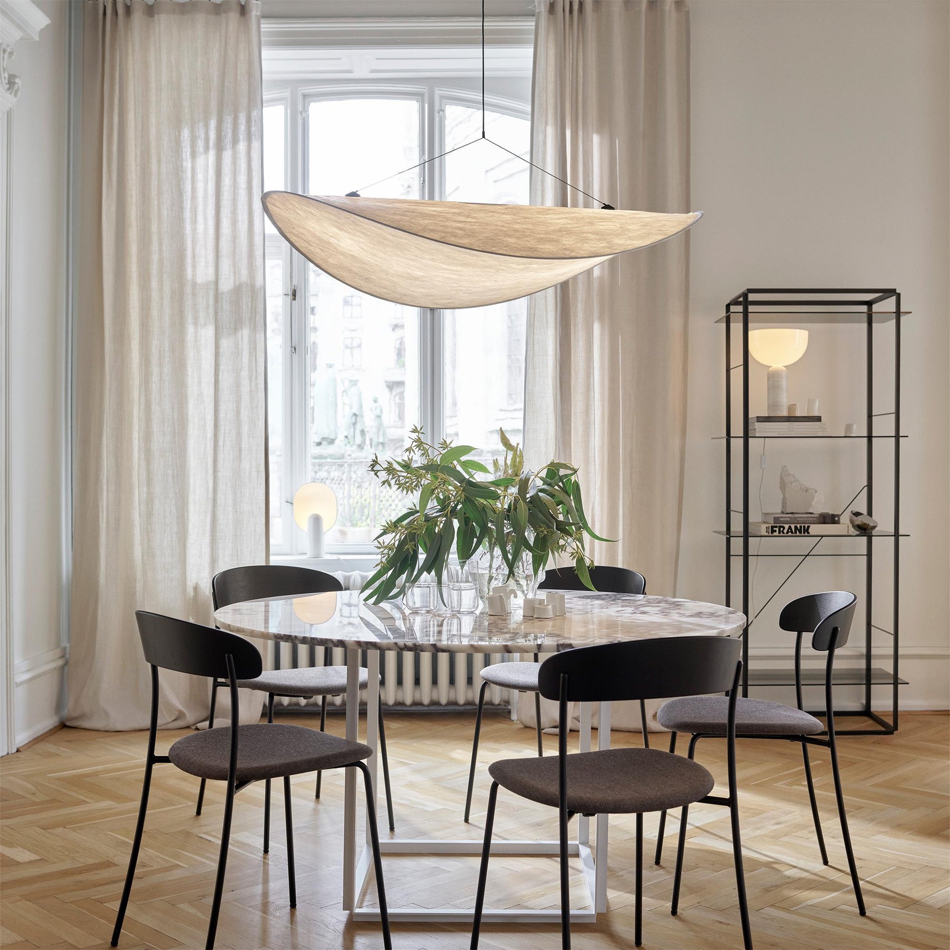 Skyinspireret Moderne Loftslampe til Elegante Rum Pendellampe Tech Butik