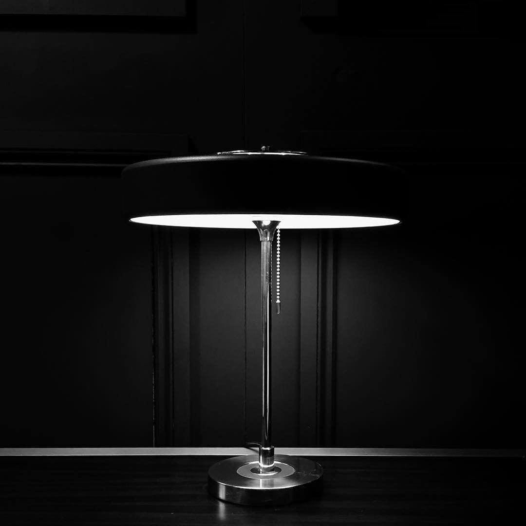 Revolve bordlampe – moderne design til stilfuld og funktionel belysning Table lamp Tech Butik
