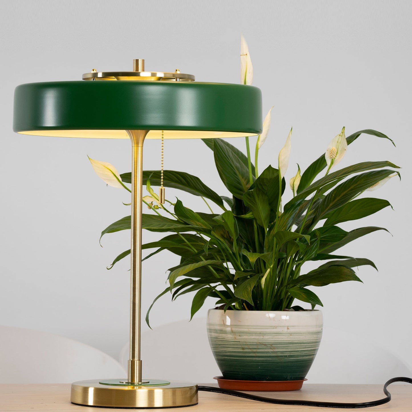 Revolve bordlampe – moderne design til stilfuld og funktionel belysning