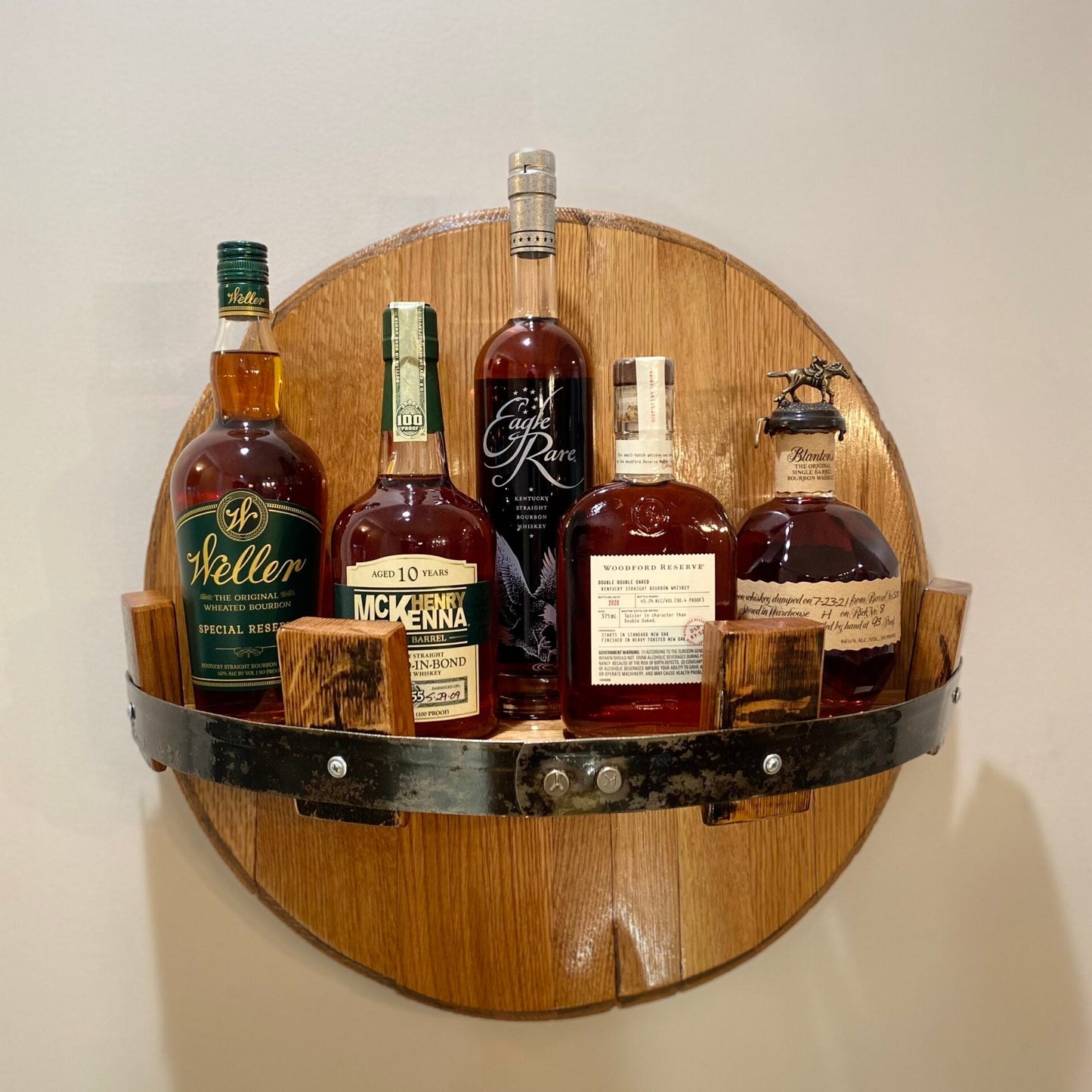 Rustic Bourbon – Autentisk Vægmonteret Hylde af Tøndelåg Wall Mounted Shelf Tech Butik