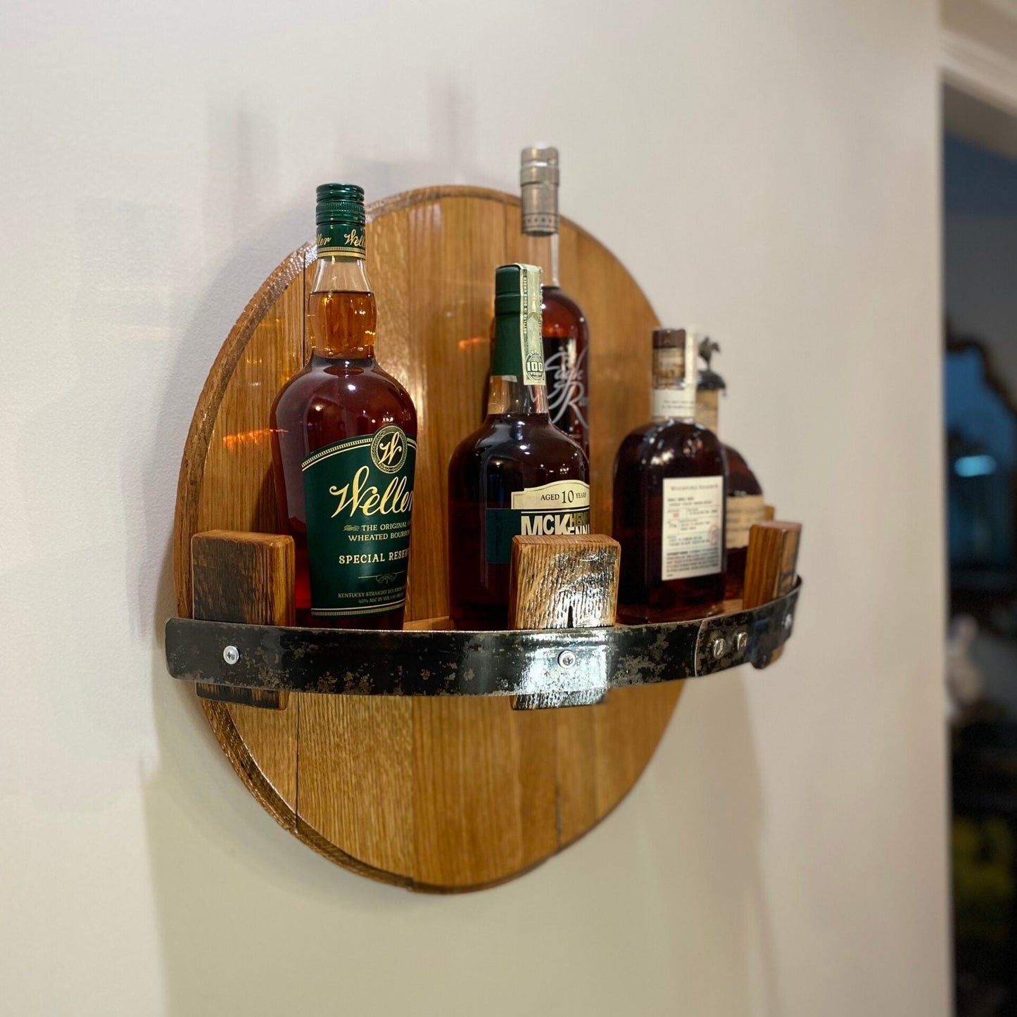 Rustic Bourbon – Autentisk Vægmonteret Hylde af Tøndelåg Wall Mounted Shelf Tech Butik
