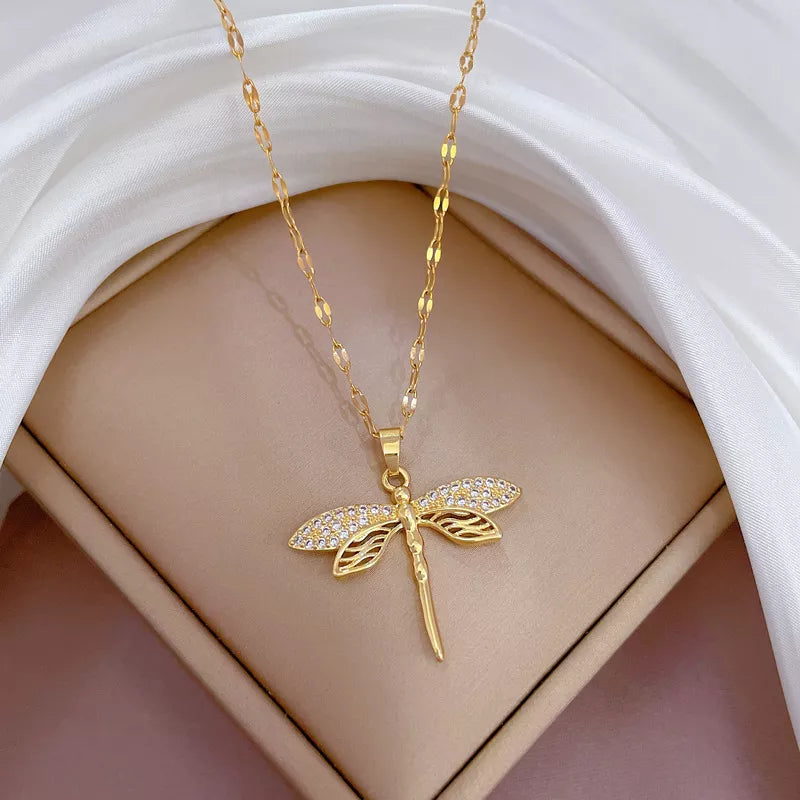 Strålende Guld Dragonfly Halskæde – Delikat og Stilfuldt Tilbehør Necklace Tech Butik
