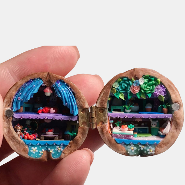 Valnøddeskal Dukkehus – Håndlavet Miniaturecharme Home & Decor Tech Butik Blumen-Buchhandlung 6.5 x 4 x 4 cm