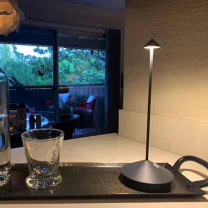 Trådløs Bordlampe med Dæmpbar LED – Moderne Design til Indendørs og Udendørs Bordlamper Tech Butik Grå